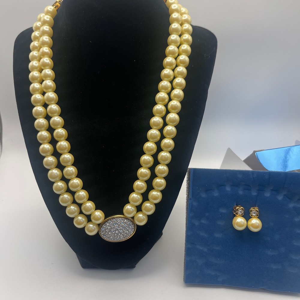 Avon president’s Recognition Pearlesque Necklace and Gift Earrings set